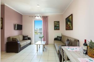 un soggiorno con divano e tavolo di Cozy Guest House a Rethymno