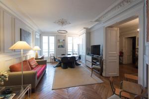 パリにあるVeeve - Charming Haussmannianのリビングルーム(ソファ、テーブル付)