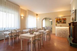 Restaurace v ubytování Villa Domus Salento Suites & Rooms con parcheggio privato in loco