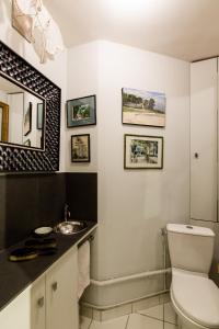 パリにあるVeeve - Latin Quarter Retreatのバスルーム(トイレ、洗面台付)