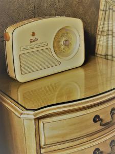 an old radio sitting on top of a table at Queens Head Inn & Restaurant in Hawkshead