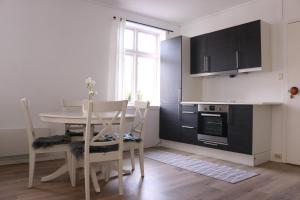 een keuken met een tafel en stoelen in een kamer bij Valldal Gjestgiveri in Valldal