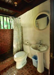 حمام في Howler Monkey Hotel