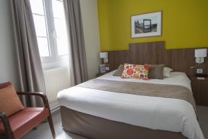 Postel nebo postele na pokoji v ubytování Logis Hôtel Chaptal, Amboise