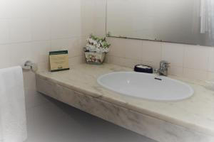 アルマカオ・デ・ペラにあるApartamentos Turisticos Lindomarのバスルーム(洗面台、鏡付)