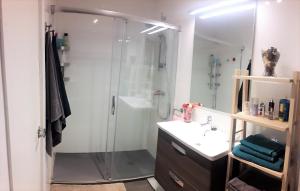łazienka z przeszkloną kabiną prysznicową i umywalką w obiekcie apartamento centrico y luminoso w mieście Estepona +37 zdjęć