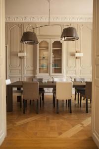 a dining room with a table and chairs at Le domaine de barbizon in Saint-Martin-en-Bière