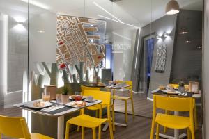 A restaurant or other place to eat at B&B In Centro Palermo