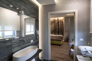 A bathroom at B&B In Centro Palermo Még 37 kép