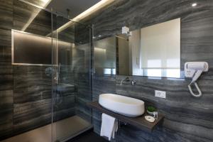 La salle de bains est pourvue d'un lavabo et d'une douche en verre. dans l'établissement B&B In Centro Palermo, à Palerme