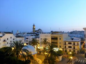 widok na miasto w nocy z latarnią morską w obiekcie apartamento centrico y luminoso w mieście Estepona