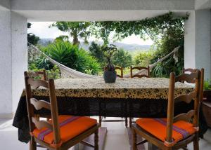 stół jadalny z krzesłami i widokiem w obiekcie Casa da Rampa w mieście Sintra