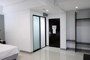Postel nebo postele na pokoji v ubytování Izen Budget Hotel & Residence