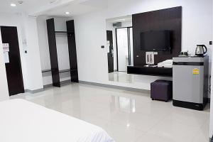 Kuchyň nebo kuchyňský kout v ubytování Izen Budget Hotel & Residence