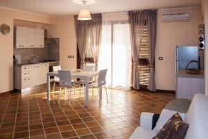 A kitchen or kitchenette at Casa La Ferula apt2 vicino al mare e Taormina con balcone