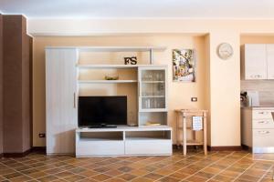 A kitchen or kitchenette at Casa La Ferula apt2 vicino al mare e Taormina con balcone