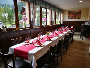 Veitingastaður eða matsölustaður á Alpenstern Hotel