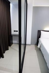 Postel nebo postele na pokoji v ubytování Izen Budget Hotel & Residence