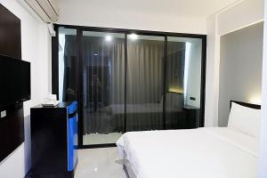 Postel nebo postele na pokoji v ubytování Izen Budget Hotel & Residence