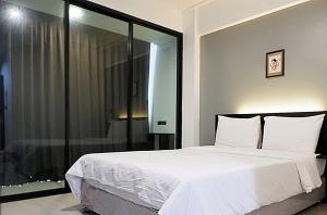 Postel nebo postele na pokoji v ubytování Izen Budget Hotel & Residence