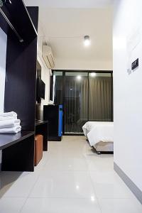 Postel nebo postele na pokoji v ubytování Izen Budget Hotel & Residence