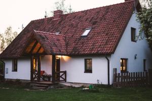 ビドミニにあるZłota Wójtówkaの赤屋根白屋根