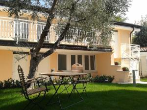 a table and chairs in the yard of a house at Appartamento Villa Elison in Lazise