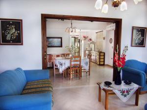 a living room with a blue couch and a table at Vaso's Bay House in Yenion