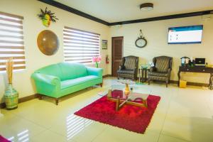 un soggiorno con divano blu e tappeto rosso di Altamont Court Hotel a Kingston