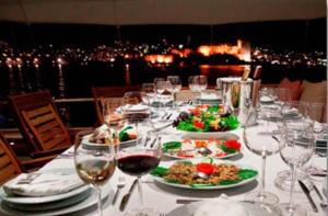 カンヌにあるCannes Catamaran and Special Eventsのテーブル(お皿、グラスワイン付)