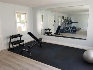 een fitnessruimte met een spiegel en een aantal looppasjes bij Marker 8 Hotel and Marina in St. Augustine