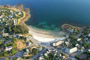 una vista aerea su una spiaggia e sull'oceano di Appartements La Cigale ad Arzon