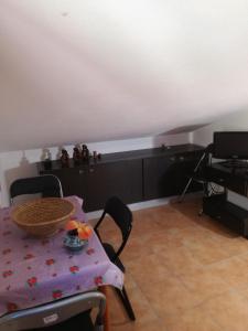 a dining room with a table and chairs and a shelf at Casa VeroSol in Castelsardo