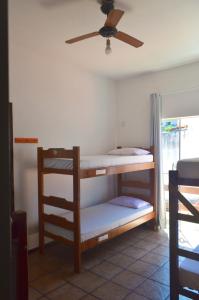 Cabo Frio Fun Hostel tesisinde bir ranza yatağı veya ranza yatakları