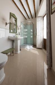 A bathroom at La Casa de la Vieja - Rustic & Charming Appartments Még 37 kép