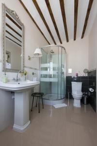 A bathroom at La Casa de la Vieja - Rustic & Charming Appartments