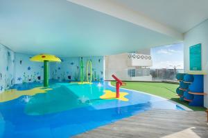 Bazén v ubytování Wyndham Garden Ajman Corniche nebo v jeho okolí