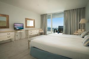 Postel nebo postele na pokoji v ubytování Suites Puerto Sherry + 37 fotografií