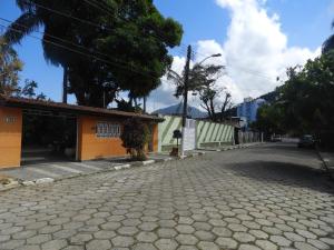 eine Kopfsteinpflasterstraße in einer Stadt mit einem Gebäude in der Unterkunft ACIOLY'S BEACH HOUSE in Caraguatatuba