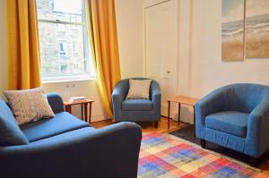 Prostor za sedenje u objektu One Bedroom Flat With Box Room In Edinburgh