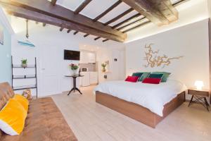 - une chambre dotée d'un grand lit avec des oreillers rouges et verts dans l'établissement Il Leopardo (Trastevere), à Rome