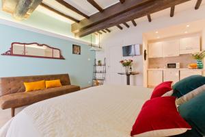 - une chambre avec un grand lit et un canapé dans l'établissement Il Leopardo (Trastevere), à Rome
