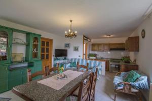 cocina y comedor con mesa y sillas en Appartamento a 10 minuti a piedi dal mare, en Santa Maria Navarrese
