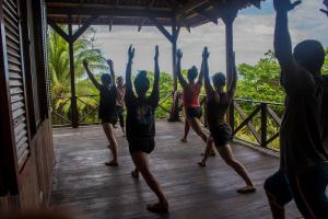 eine Gruppe von Menschen, die auf einem Deck tanzen in der Unterkunft Casa Grande at Pacuare Reserve in Matina