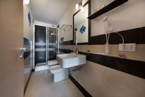 サン・ヴィート・ロ・カーポにあるA Casa Di... Aurora 2の洗面台、トイレ、鏡のあるバスルーム