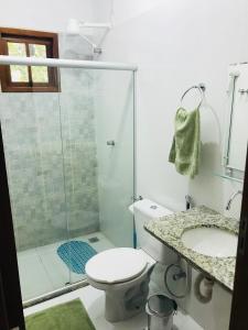 y baño con ducha, aseo y lavamanos. en Apartamento em Lencois - Bahia No 106 en Lençóis