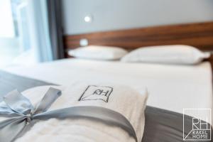 A bed or beds in a room at B&B Rakel Home