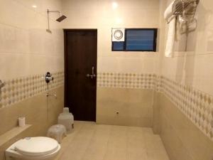 Koupelna v ubytování JK Rooms 126 Parashar Legacy - Opp Railway Station