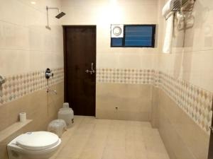 Koupelna v ubytování JK Rooms 126 Parashar Legacy - Opp Railway Station
