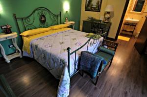 1 dormitorio con 1 cama grande y suelo de madera en Il Giardino Dei Limoni, en Montecassiano